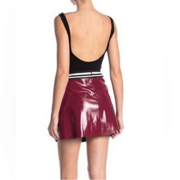 BCBGeneration Patent Faux Leather Pleated Mini Varsity Maroon Skirt Sz 6 K-Pop - Picture 10 of 10